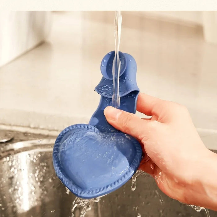 Blue heart-shaped silicone glove under running water; heat-resistant, non-slip, easy to clean – ideal for safe kitchen use – 2-pack – 160000379026413641401