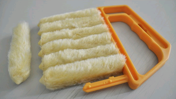 Close-up of washable microfiber covers on the blind cleaning brush