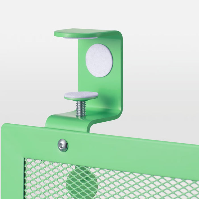 Close-up of the clamp mechanism used in the IKEA FÖRSÄSONG cable management tray—green metal clamp with screw fastener and protective felt pads shown securely attached to the tray’s mesh frame; features include top and side padding to protect desk surfaces, highlighting stable installation and scratch-free support – 00607334