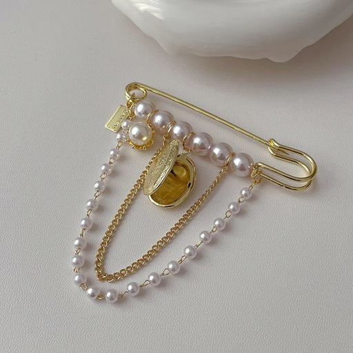 Retro Pearl Tassel Brooch – Gold Safety Pin, Personalized Vintage Charm, featuring “925” tag, layered chains, and pearl accents