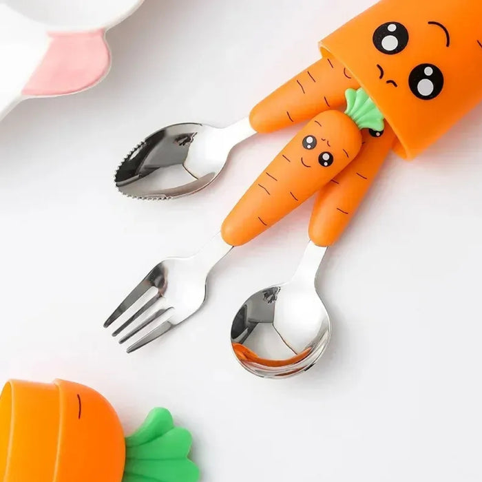 Children’s carrot-themed tableware set featuring a stainless steel fork, spoon, and serrated spoon with orange handles shaped like smiling carrots with leafy green tops—utensils are placed inside an orange carrot-shaped holder with matching cartoon face and green lid; adjacent is another carrot-shaped accessory—playful, kid-friendly design perfect for baby meals – 1600002332714 12850097.