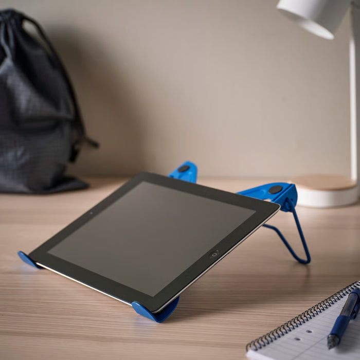 Gaming/streaming station featuring LÅNESPELARE stand supporting a laptop next to curved monitor and boom mic