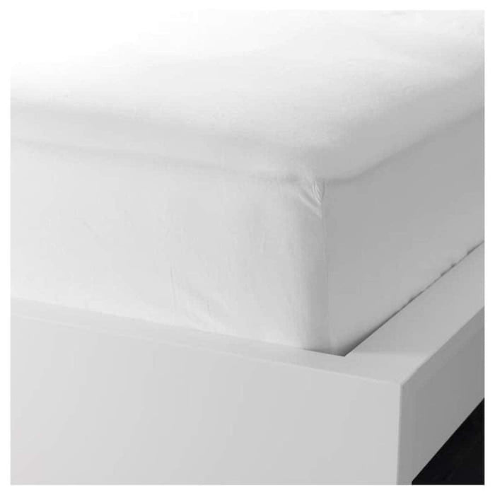Underside view of the mattress corner highlighting the strong elastic edging of the IKEA ULLVIDE sheet for a non-slip grip.