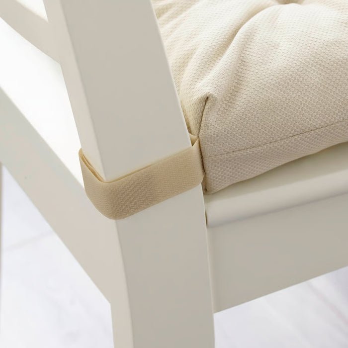 Close-up of a white chair with a light beige IKEA VILDAURIKEL chair cushion, featuring a textured fabric and an elastic strap securing it to the backrest—offering comfort, stability, and stylish seating for dining and home decor -20559742.