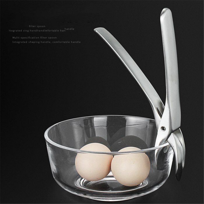 Anti-scalding clip being used to safely remove a hot plate from a microwave