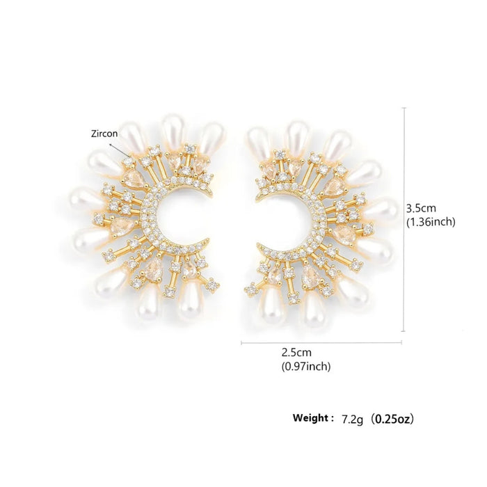 Digital Shoppy moon pearl earrings – close-up of crescent earrings with zircon tips and pearl halo, 3.5 cm height, 7.2 g weight

