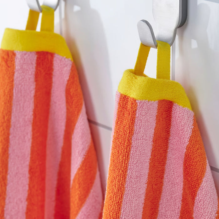 Close-up of the IKEA SLÅNHÖSTMAL hand towel’s cotton texture