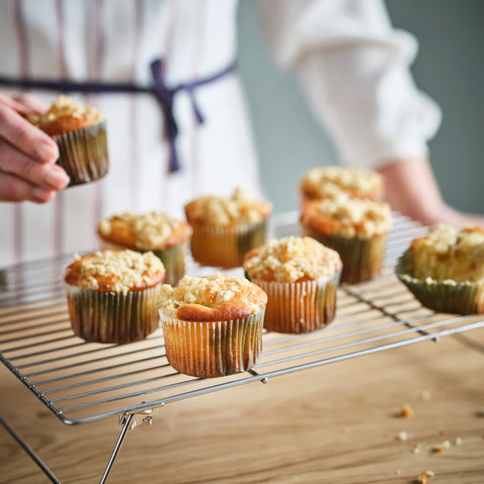 IKEA KRUSTISTEL Baking cup, grey/white (65 pack) – golden muffins with crumb topping cooling on rack in pleated paper liners – 90583833