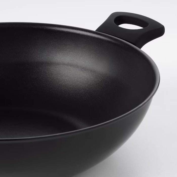 Close-up of the non-stick surface of the IKEA HEMLAGAD Wok, ensuring easy food release and simple cleanup