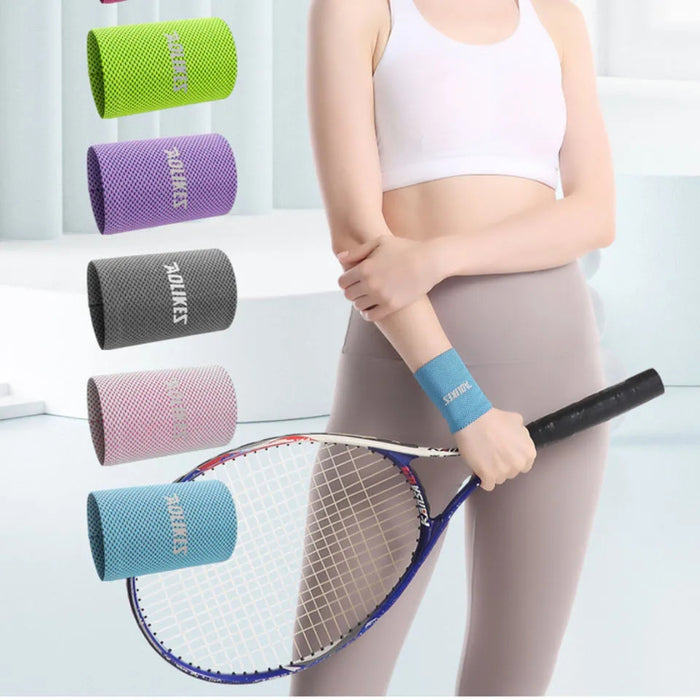 Tennis player wearing a blue “DOLKES” branded wristband on left wrist while holding a racket—five additional cooling wristbands in green, purple, black, pink, and blue displayed beside the athlete; designed for sports like tennis, yoga, and gym – 1598448414242 12718537.