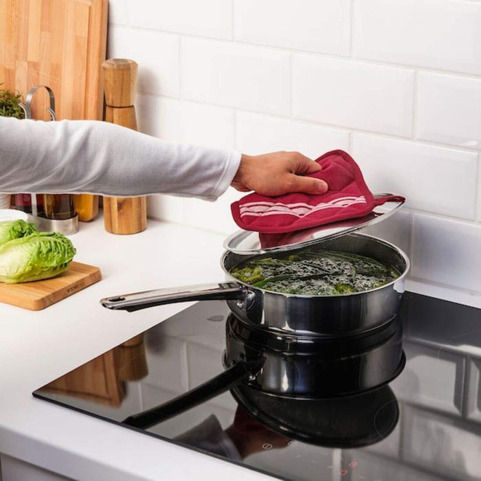 IKEA GUNSTIG  Pot stand, magnetic, red/dark grey with  DVÄRGKRÄFTA Pot with lid, 5.5 l and HILDEGUN Pot Holder, red, 19x19 cm  Pack of 2