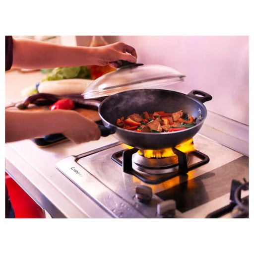 Cooking with IKEA HEMLAGAD Wok - Stir-frying a delicious meal in the 28 cm black wok with ergonomic handles