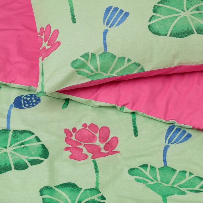 Detail of the green and pink floral pattern on the duvet cover and pillowcases, adding a stylish touch to the bedroom-20588985