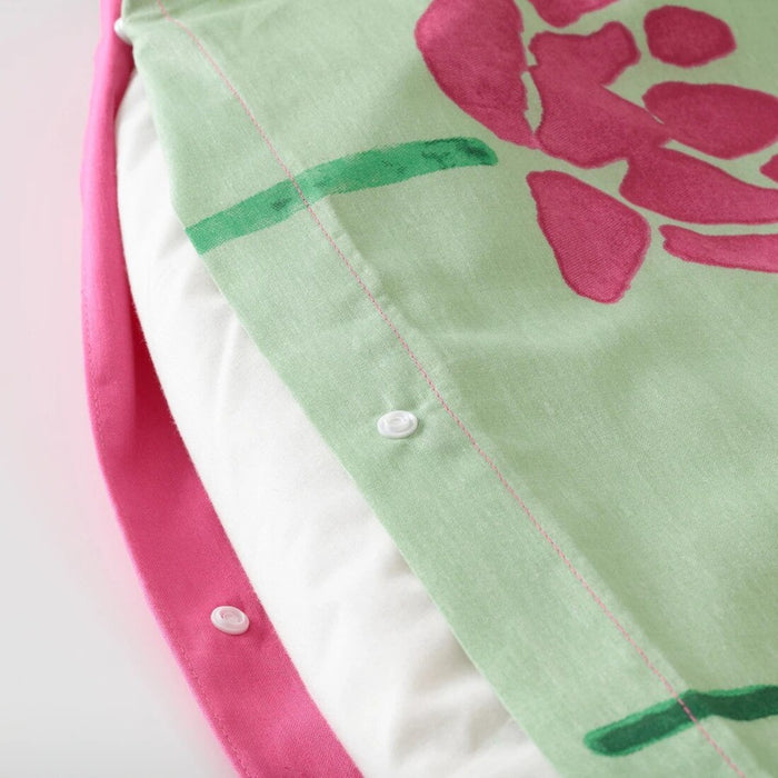  Close-up of AROMATISK Bedding Set: Detail of the green and pink floral pattern on showcasing the Pillowcase with envelope closing-20588985