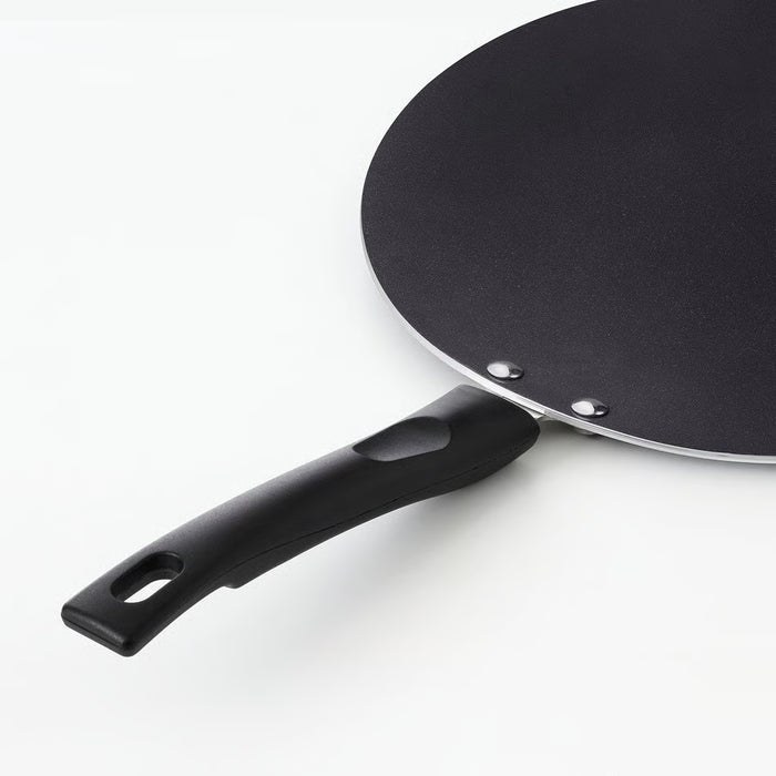 IKEA BÄCKBRÄSMA flat pan close-up of black grip-friendly handle and non-stick surface