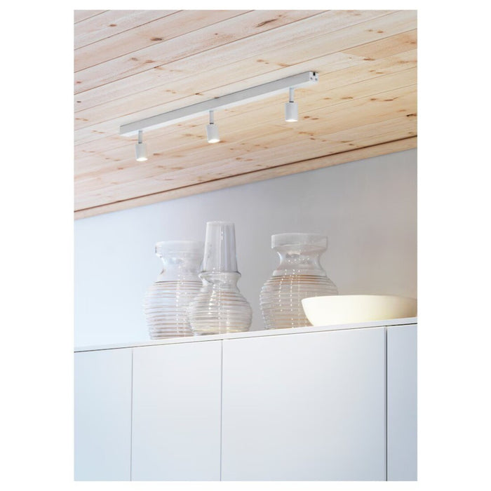 Modern 3-spot ceiling track lighting in white, dimmable and energy-efficient