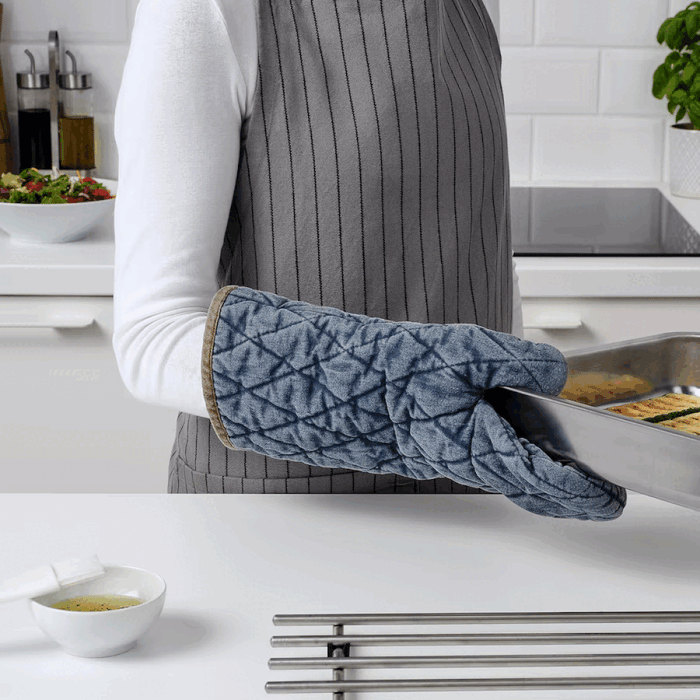 Stay protected with the heat-resistant IKEA Grilltider Oven Glove in blue/brown