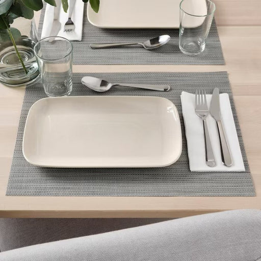 FÄRGKLAR Plate elegantly set on a dining table in a modern setting-00483791