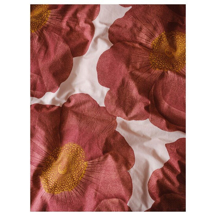 A detailed view ofduvet cover set with bold florals in shades of pink is made of a cotton/viscose blend that draws away moisture 80541018