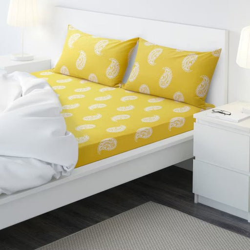 Cozy bedroom upgrade with AROMATISK flat sheet and pillowcase in yellow