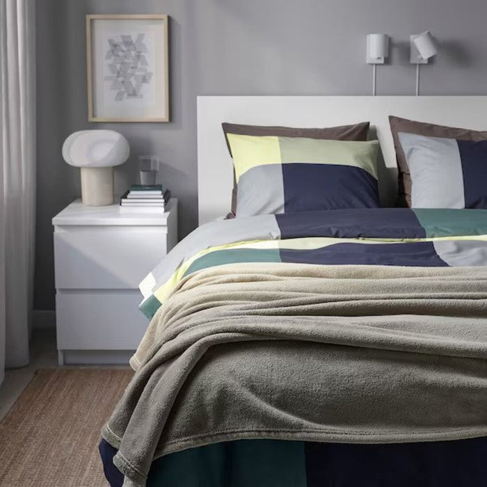 Styled bedroom with IKEA TRATTVIVA Bedspread in Light Grey-Green – A serene and stylish retreat for relaxation