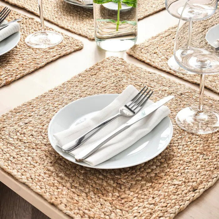 A unique handicraft that spreads a calm feeling while protecting the table.
