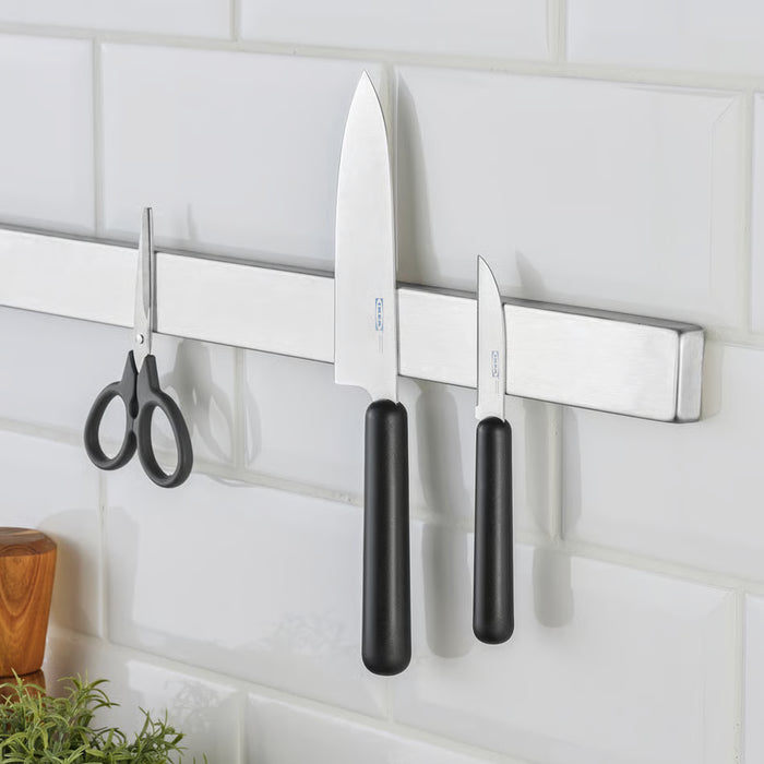 IKEA FÖRDUBBLA grey kitchen knives stored on a wall-mounted knife rack alongside scissors