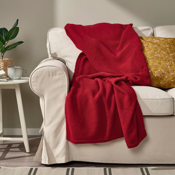A cozy dark red throw, measuring 170x130 cm, perfect for lounging.