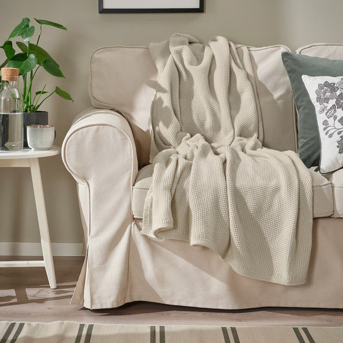 Stylish throw, sized 170x130 cm for comfortable lounging.