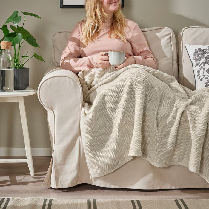 Stylish throw, sized 170x130 cm for comfortable lounging.