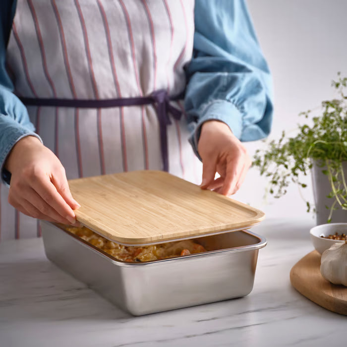 Person fitting IKEA 365+ bamboo lid onto rectangular food storage container
