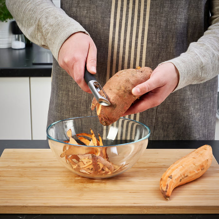  Person peeling vegetables into a bowl using IKEA 365+ VÄRDEFULL black peeler