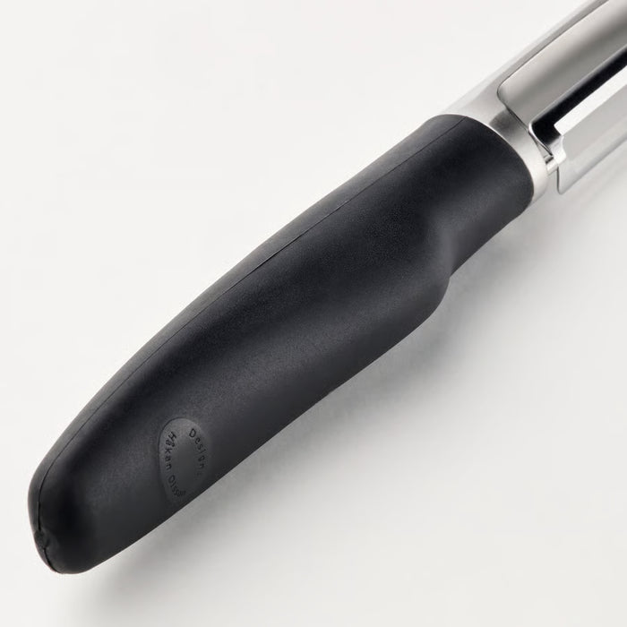 Close-up of IKEA 365+ VÄRDEFULL black peeler resting on surface showing ergonomic grip and blade detail