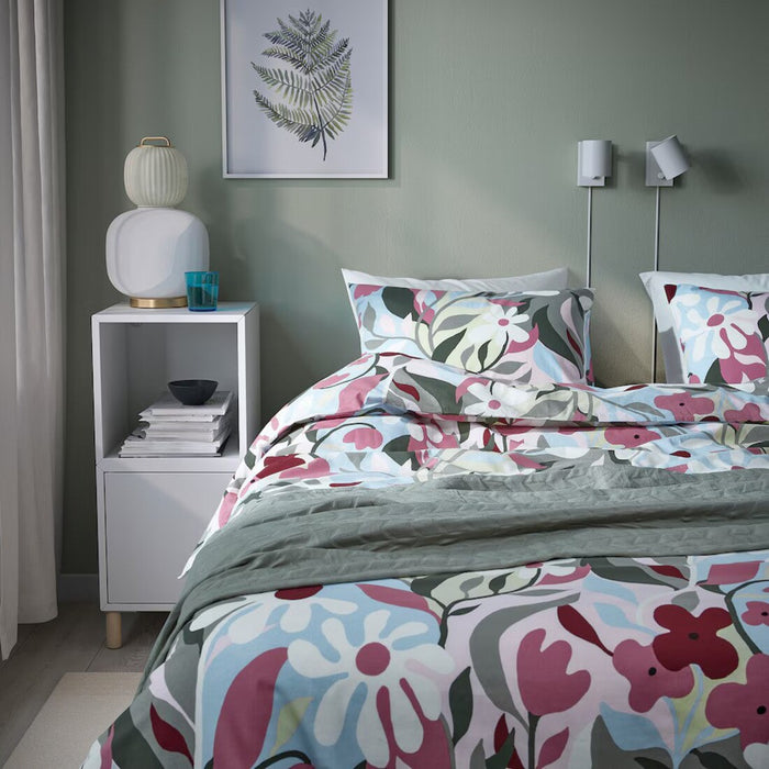 IKEA KORSKOVALL duvet cover set displayed on a bed, highlighting the bright floral pattern and cozy fabric-20575327