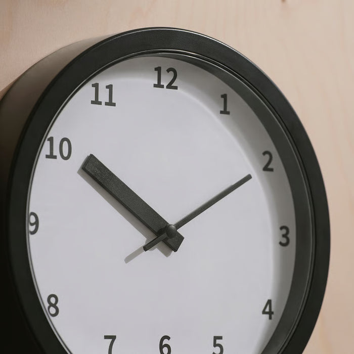  IKEA LÖVGRODA black clock close-up showing thick hour hand and clear dial numbers