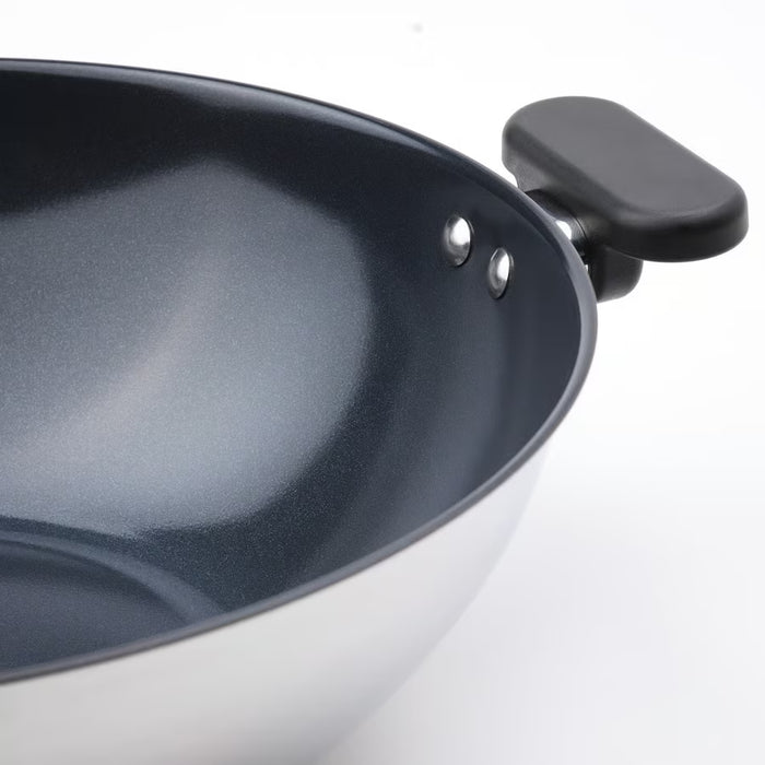 IKEA MIDDAGSMAT wok black handle close-up ergonomic grip for safe lifting