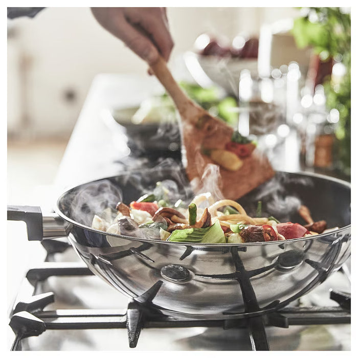 IKEA MIDDAGSMAT wok on stove with steam and food being stir-fried