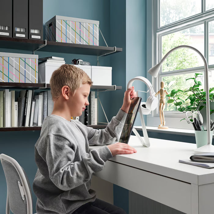IKEA MÖJLIGHET white stand holding tablet upright on wooden desk