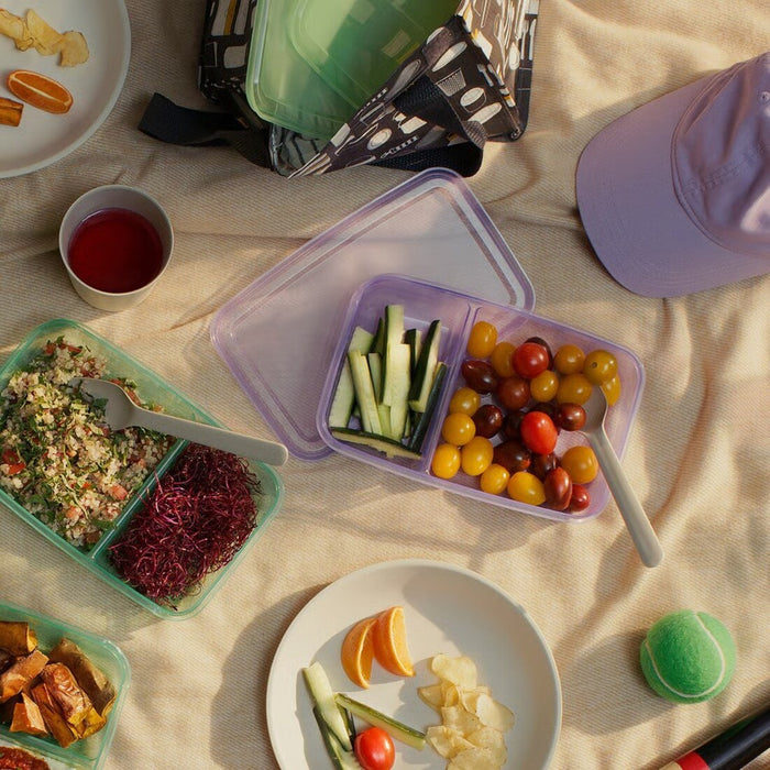 Lilac and green PRUTA lunch boxes from IKEA with leak-proof lids, great for school, office, or picnics. 40596710