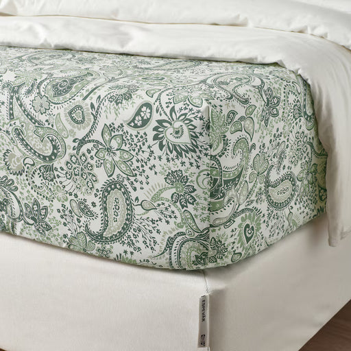 Close-up of IKEA RODGERSIA Fitted Sheet – Detail of the green and white fabric, highlighting the texture and quality of the soft material-90579567