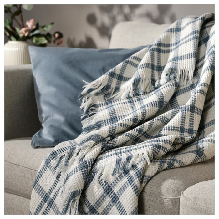 Close-up of IKEA SIKELVINGE Throw's white and blue check design 30573605