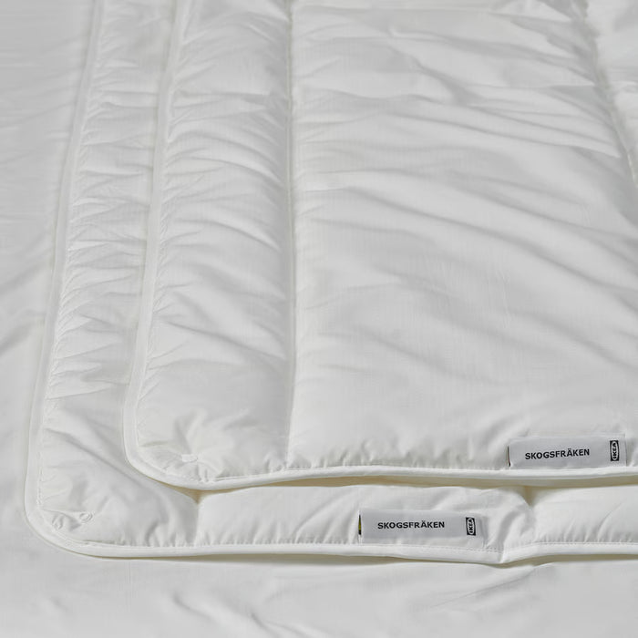  IKEA SKOGSFRÄKEN 3-in-1 duvet demonstration showing light and warm layers being separated and rejoined