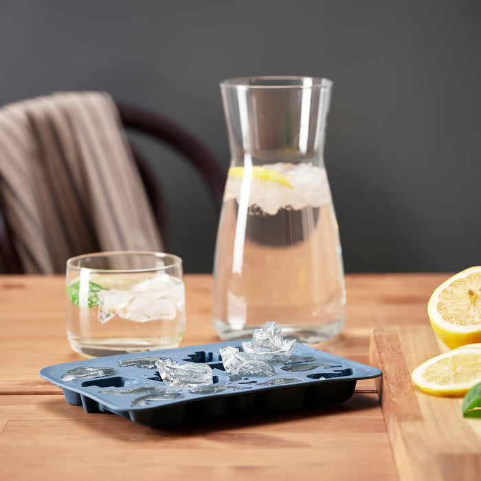 Fresh lemon slices being placed in the IKEA SURSÖT ice cube tray moulds