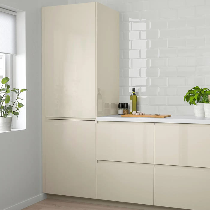 IKEA VOXTORP high-gloss light beige door side profile showing 2.1cm thickness and edge finish