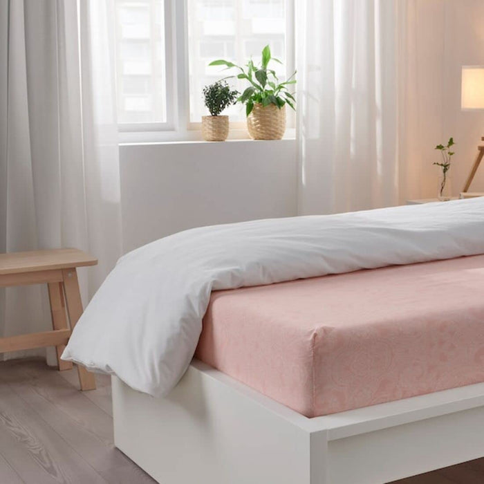 A fitted sheet with a smooth and wrinkle-free finish that gives a neat and tidy look to the bed 60501612