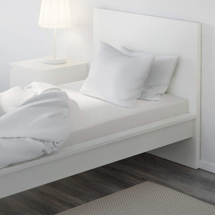 A fitted sheet with a smooth and wrinkle-free finish that gives a neat and tidy look to the bed -40360533