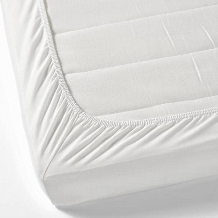 A closeup image of IKEA sheet fits over the corners of your mattress and stays in place thanks to the elastic edging  80203490