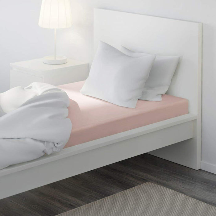 A fitted sheet with a smooth and wrinkle-free finish that gives a neat and tidy look to the bed.  60396767