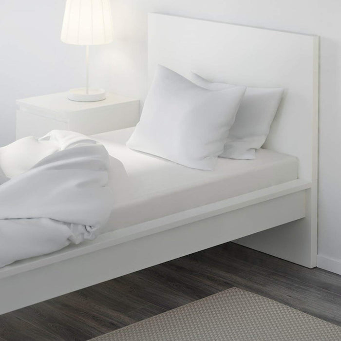 A fitted sheet with a smooth and wrinkle-free finish that gives a neat and tidy look to the bed  00357170