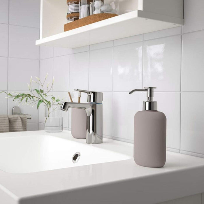 Beige soap dispenser from Ikea: A practical and stylish soap dispenser in beige from Ikea, perfect for liquid soaps and lotions.